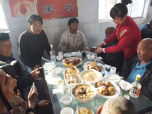 服務(wù)大眾·回報(bào)社會(huì)——沂州府公司組織員工到羅莊敬老院慰問