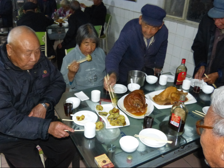 服務(wù)大眾   回報(bào)社會(huì)-沂州府公司重陽(yáng)節(jié)組織員工到羅莊敬老院慰問(wèn)